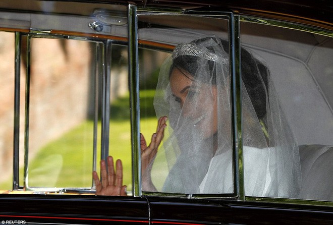 Tân Công nương Meghan Markle chọn váy đơn giản của Givenchy chứ không phải mẫu váy lộng lẫy 3 tỷ như đồn đoán Tân Công nương Meghan Markle chọn váy đơn giản của Givenchy chứ không phải mẫu váy lộng lẫy 3 tỷ như đồn đoán