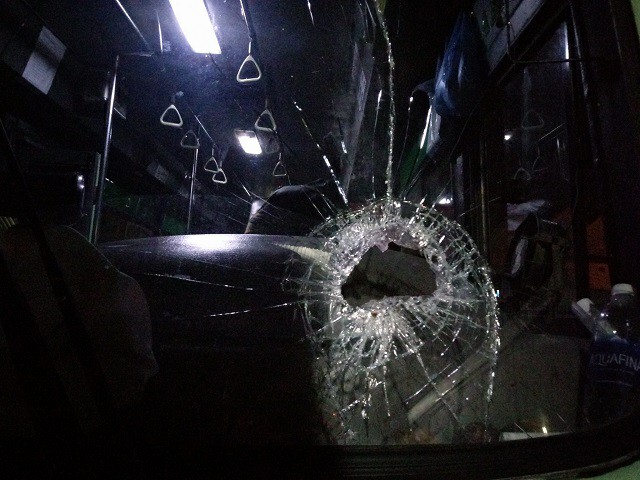 Xe buýt bị ném đá thẳng vào vị trí tài xế, vỡ kính ngay trên đèo