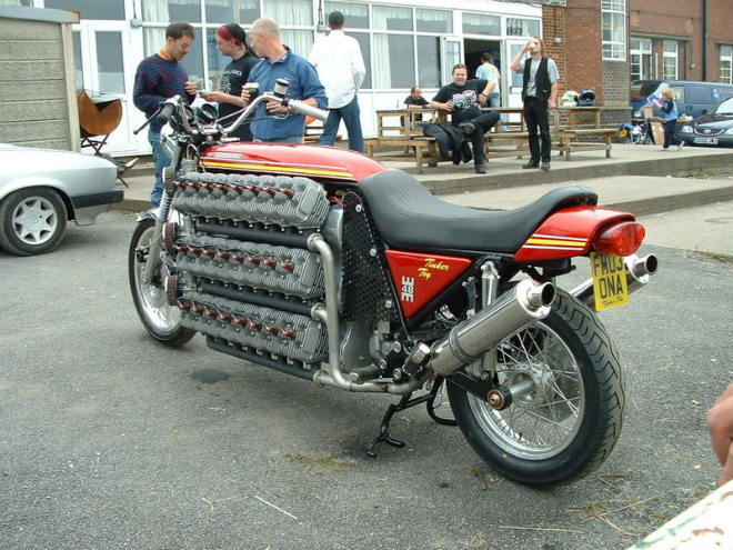 Choáng váng xế độ động cơ 48 xy-lanh, nhìn như quái vật