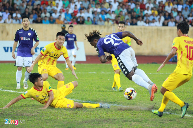 CĐV đội Hà Nội ăn mừng khi đội nhà tiếp tục bất bại ở V.League 2018