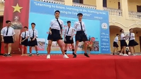 Con gái đâu hết rồi, vào đây mà xem nam sinh mặc váy nhảy BBoom BBoom dẻo dai không kém Momoland Con gái đâu hết rồi, vào đây mà xem nam sinh mặc váy nhảy BBoom BBoom dẻo dai không kém Momoland