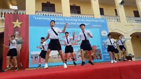 Con gái đâu hết rồi, vào đây mà xem nam sinh mặc váy nhảy BBoom BBoom dẻo dai không kém Momoland Con gái đâu hết rồi, vào đây mà xem nam sinh mặc váy nhảy BBoom BBoom dẻo dai không kém Momoland