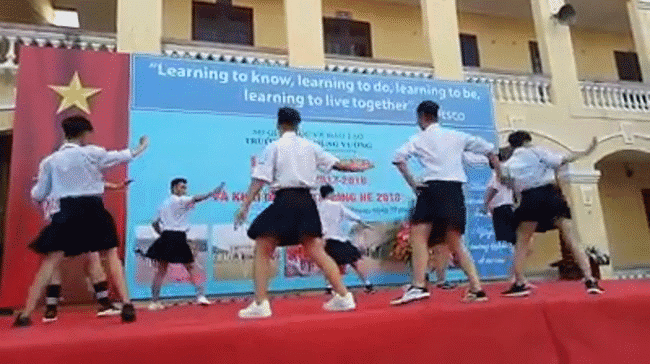 Con gái đâu hết rồi, vào đây mà xem nam sinh mặc váy nhảy BBoom BBoom dẻo dai không kém Momoland Con gái đâu hết rồi, vào đây mà xem nam sinh mặc váy nhảy BBoom BBoom dẻo dai không kém Momoland