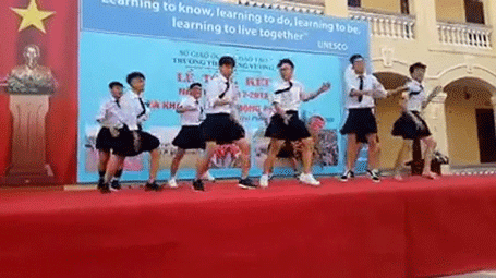 Con gái đâu hết rồi, vào đây mà xem nam sinh mặc váy nhảy BBoom BBoom dẻo dai không kém Momoland Con gái đâu hết rồi, vào đây mà xem nam sinh mặc váy nhảy BBoom BBoom dẻo dai không kém Momoland