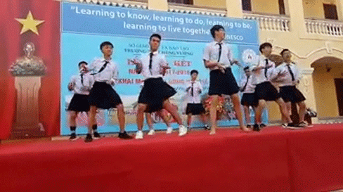 Con gái đâu hết rồi, vào đây mà xem nam sinh mặc váy nhảy BBoom BBoom dẻo dai không kém Momoland Con gái đâu hết rồi, vào đây mà xem nam sinh mặc váy nhảy BBoom BBoom dẻo dai không kém Momoland