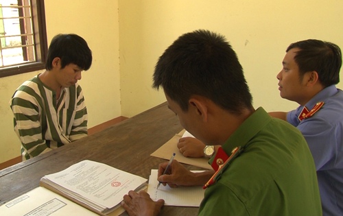 Thanh niên phê cỏ Mỹ dùng dao chém công an