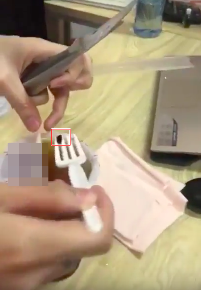 Một nhóm khách quay clip lấy dị vật nghi trứng gián trong ly trà đào: Nhiều người hoài nghi, công ty trà sữa nổi tiếng đang xác thực thông tin Một nhóm khách quay clip lấy dị vật nghi trứng gián trong ly trà đào: Nhiều người hoài nghi, công ty trà sữa nổi tiếng đang xác thực thông tin