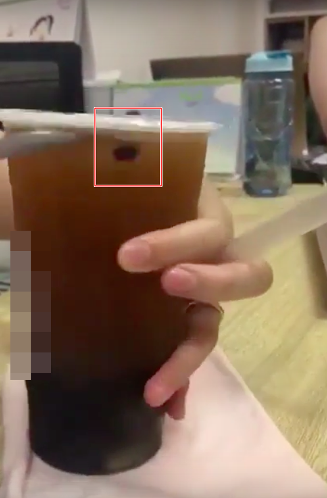 Một nhóm khách quay clip lấy dị vật nghi trứng gián trong ly trà đào: Nhiều người hoài nghi, công ty trà sữa nổi tiếng đang xác thực thông tin