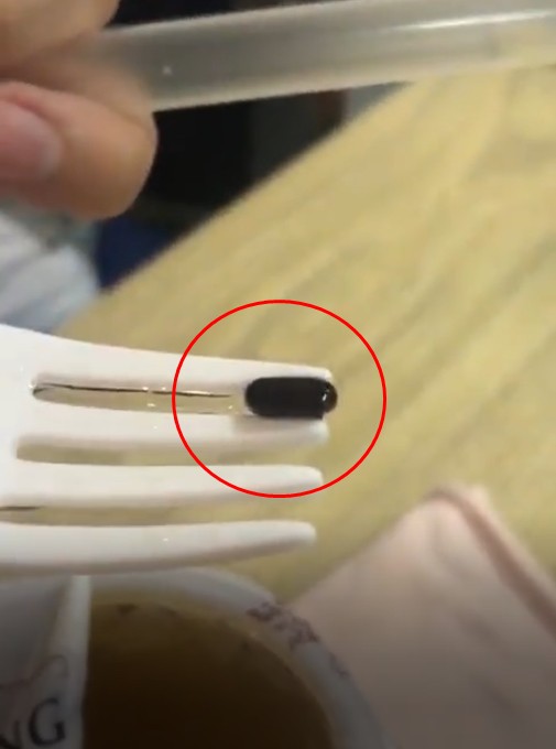 Một nhóm khách quay clip lấy dị vật nghi trứng gián trong ly trà đào: Nhiều người hoài nghi, công ty trà sữa nổi tiếng đang xác thực thông tin