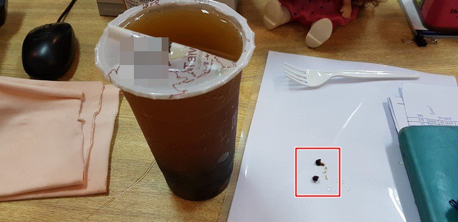 Một nhóm khách quay clip lấy dị vật nghi trứng gián trong ly trà đào: Nhiều người hoài nghi, công ty trà sữa nổi tiếng đang xác thực thông tin