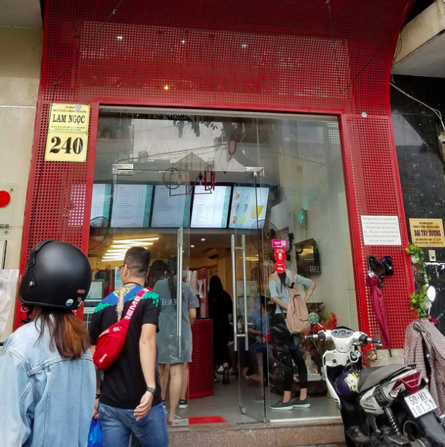 Một nhóm khách quay clip lấy dị vật nghi trứng gián trong ly trà đào: Nhiều người hoài nghi, công ty trà sữa nổi tiếng đang xác thực thông tin