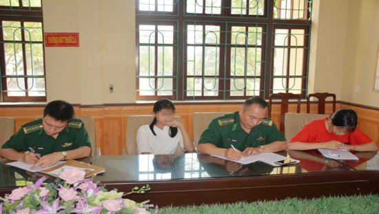 Bị lừa bán sang Trung Quốc, 2 nữ sinh báo tin cho cô giáo qua facebook