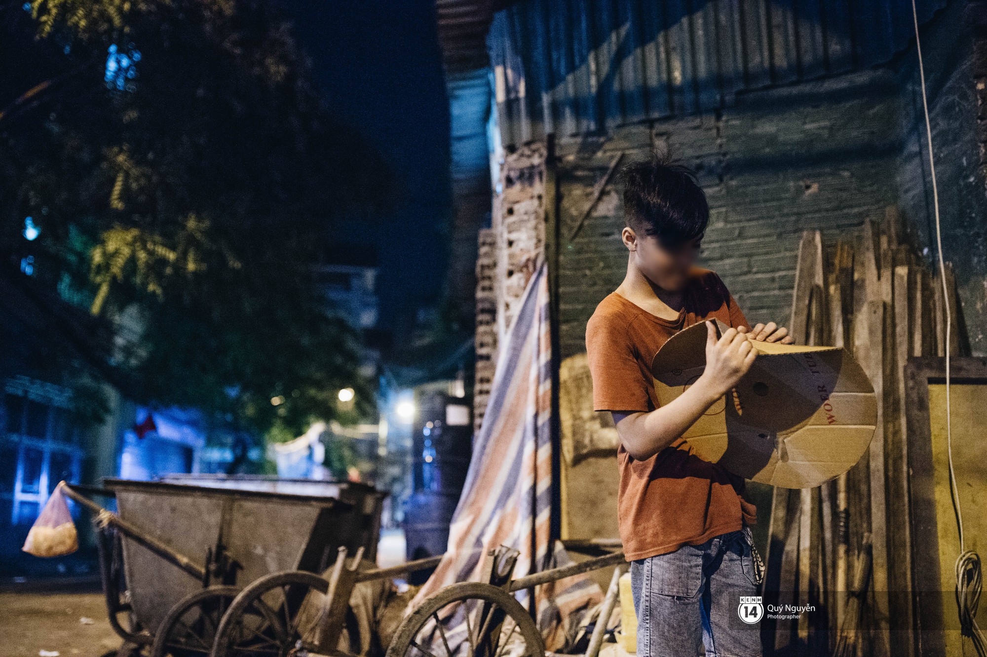 Chuyện 3 anh em nhặt rác kiếm cơm phụ mẹ khi Hà Nội lên đèn: Mẹ đi hò ve chai, còn tụi em ăn no rồi mới đi làm