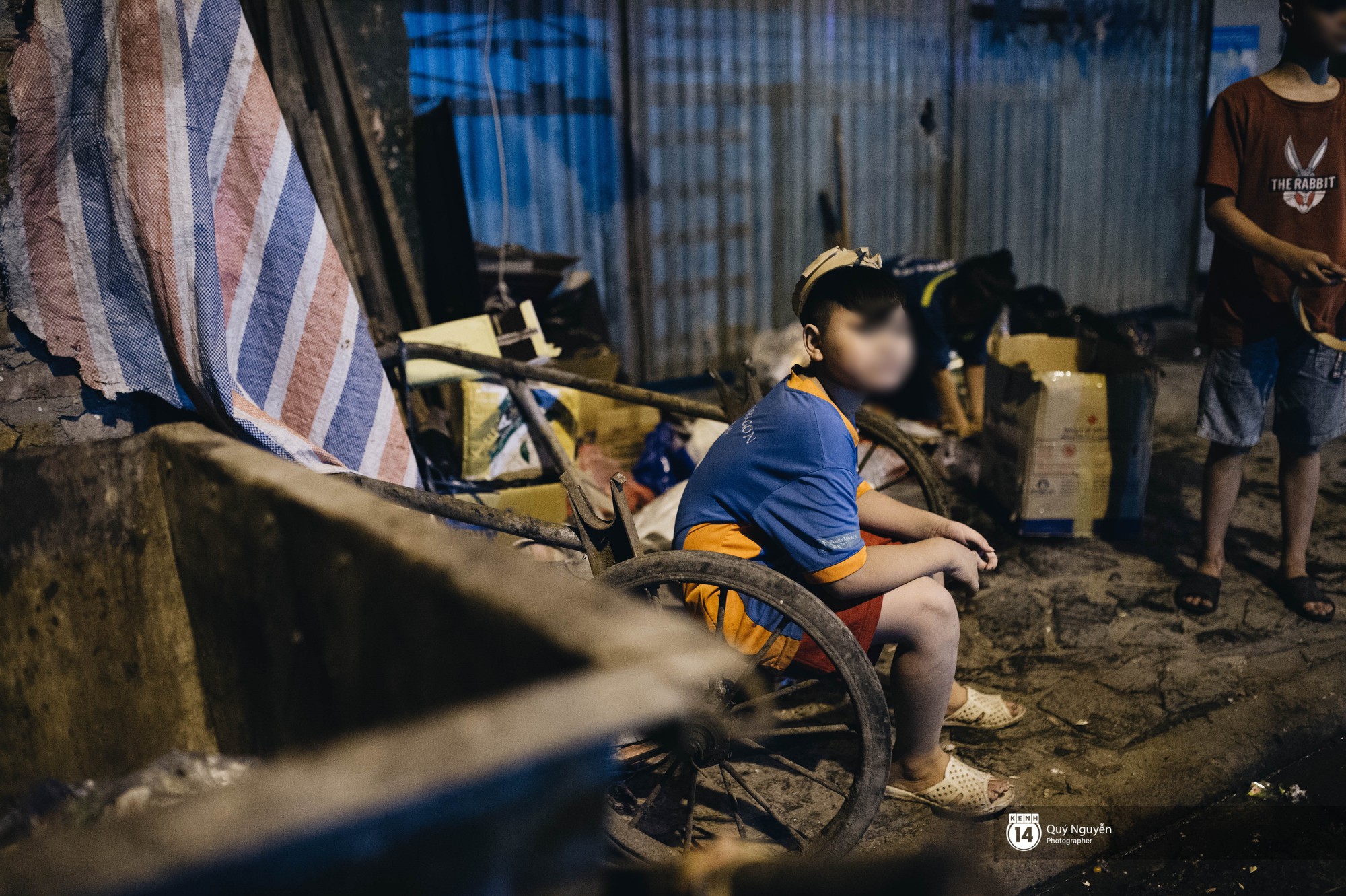 Chuyện 3 anh em nhặt rác kiếm cơm phụ mẹ khi Hà Nội lên đèn: Mẹ đi hò ve chai, còn tụi em ăn no rồi mới đi làm