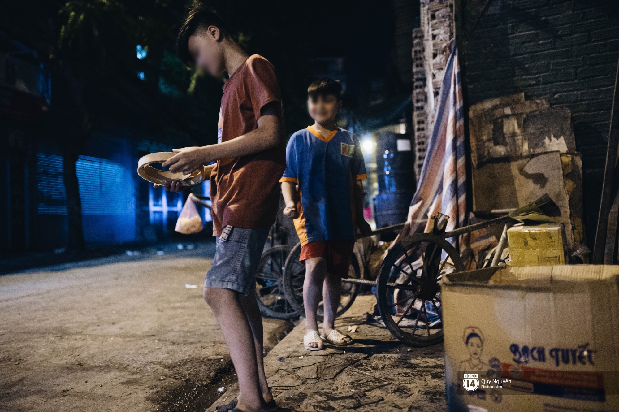 Chuyện 3 anh em nhặt rác kiếm cơm phụ mẹ khi Hà Nội lên đèn: Mẹ đi hò ve chai, còn tụi em ăn no rồi mới đi làm