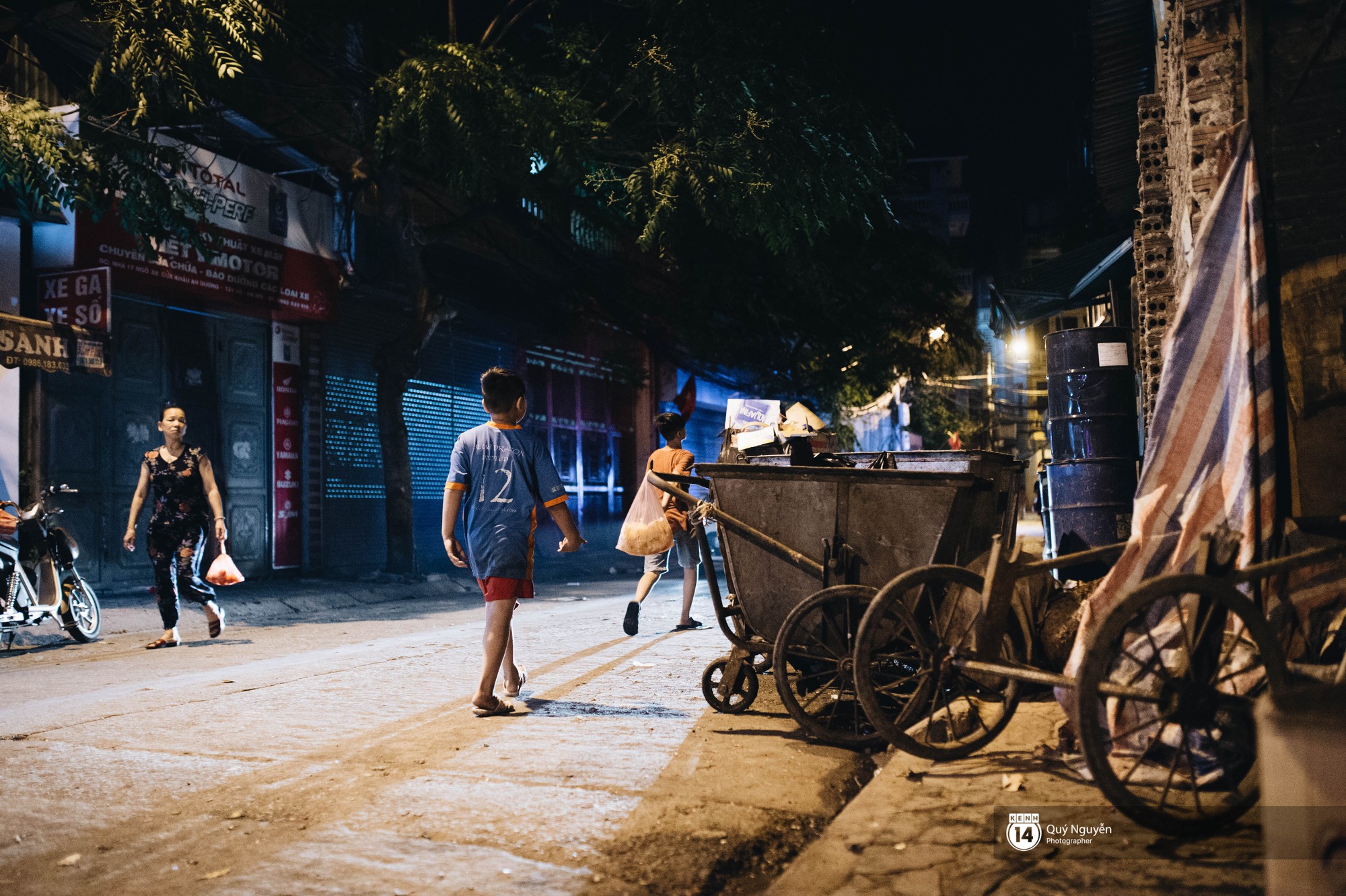 Chuyện 3 anh em nhặt rác kiếm cơm phụ mẹ khi Hà Nội lên đèn: Mẹ đi hò ve chai, còn tụi em ăn no rồi mới đi làm