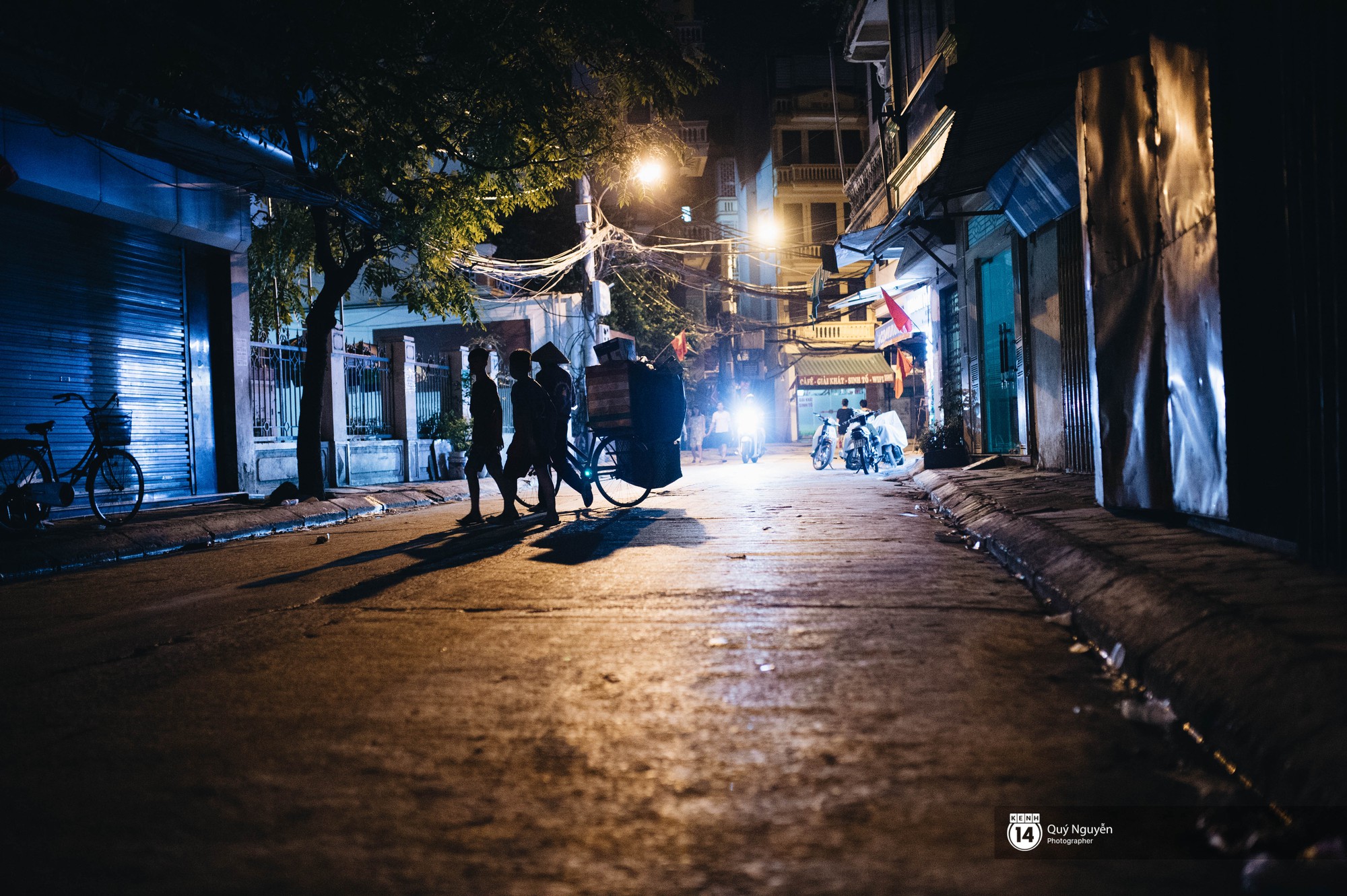 Chuyện 3 anh em nhặt rác kiếm cơm phụ mẹ khi Hà Nội lên đèn: Mẹ đi hò ve chai, còn tụi em ăn no rồi mới đi làm