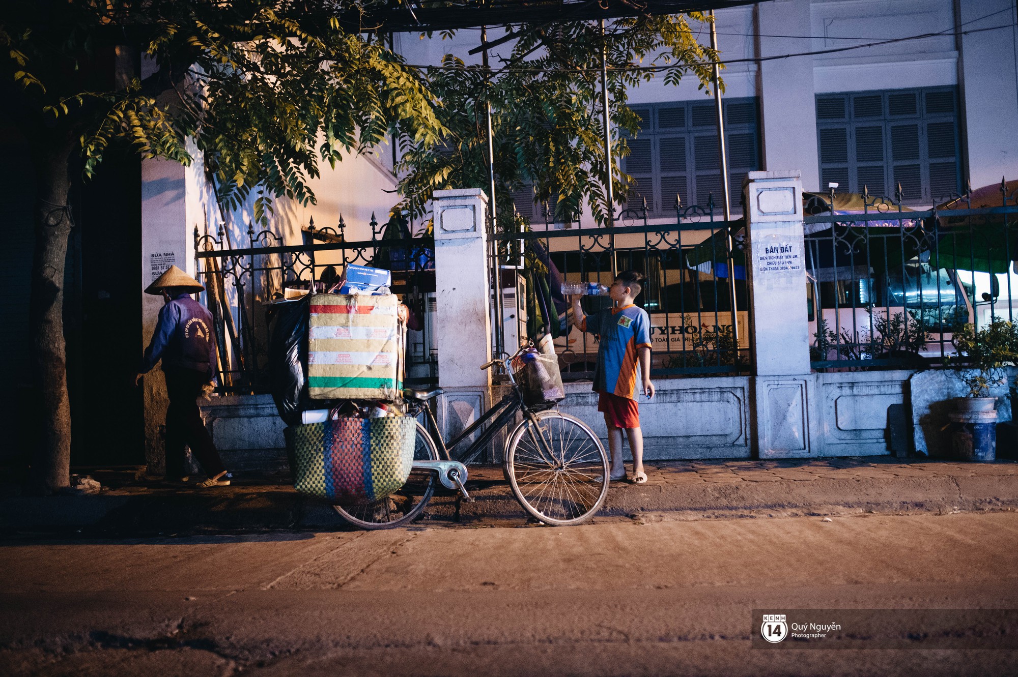 Chuyện 3 anh em nhặt rác kiếm cơm phụ mẹ khi Hà Nội lên đèn: Mẹ đi hò ve chai, còn tụi em ăn no rồi mới đi làm