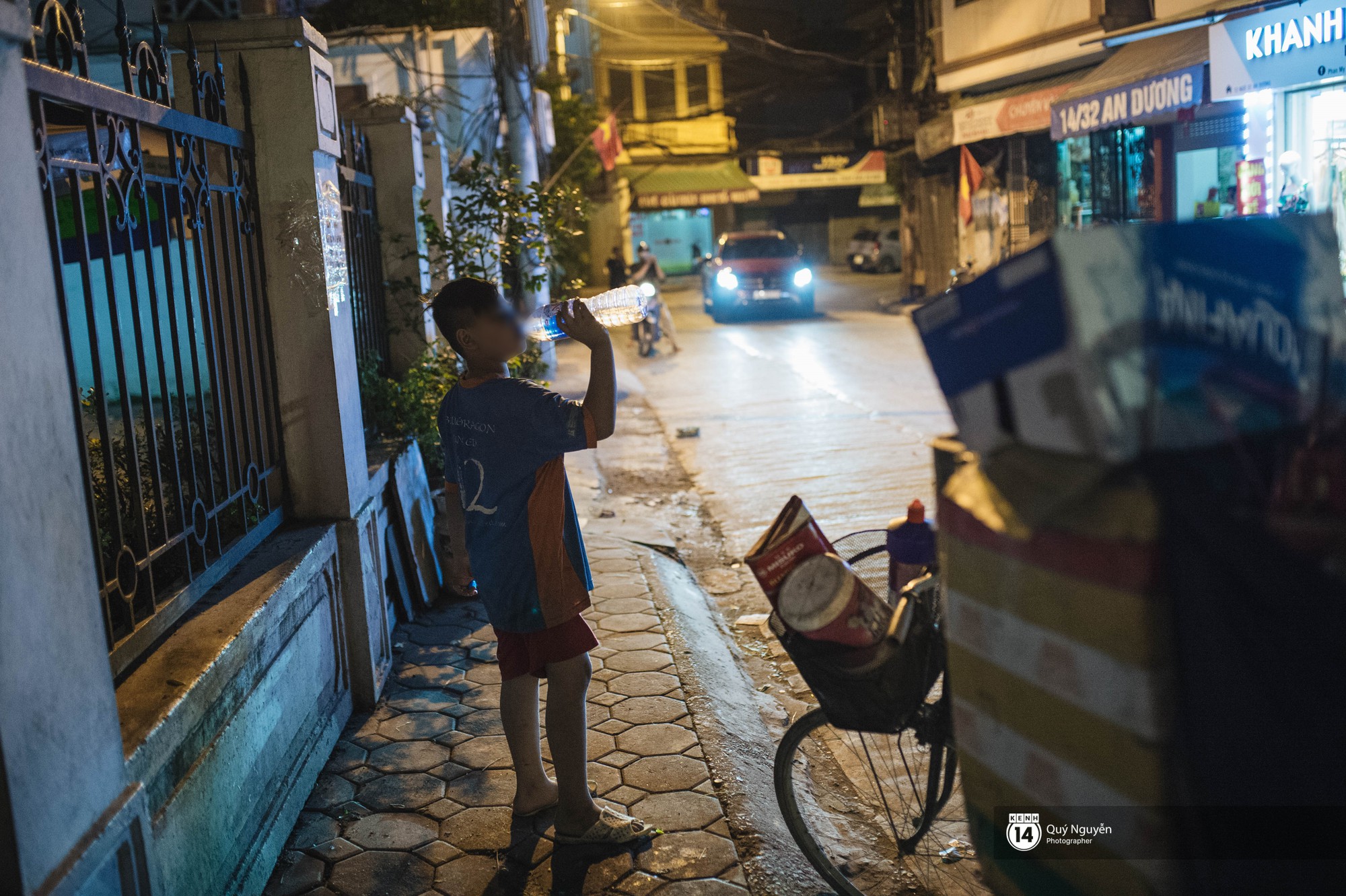 Chuyện 3 anh em nhặt rác kiếm cơm phụ mẹ khi Hà Nội lên đèn: Mẹ đi hò ve chai, còn tụi em ăn no rồi mới đi làm