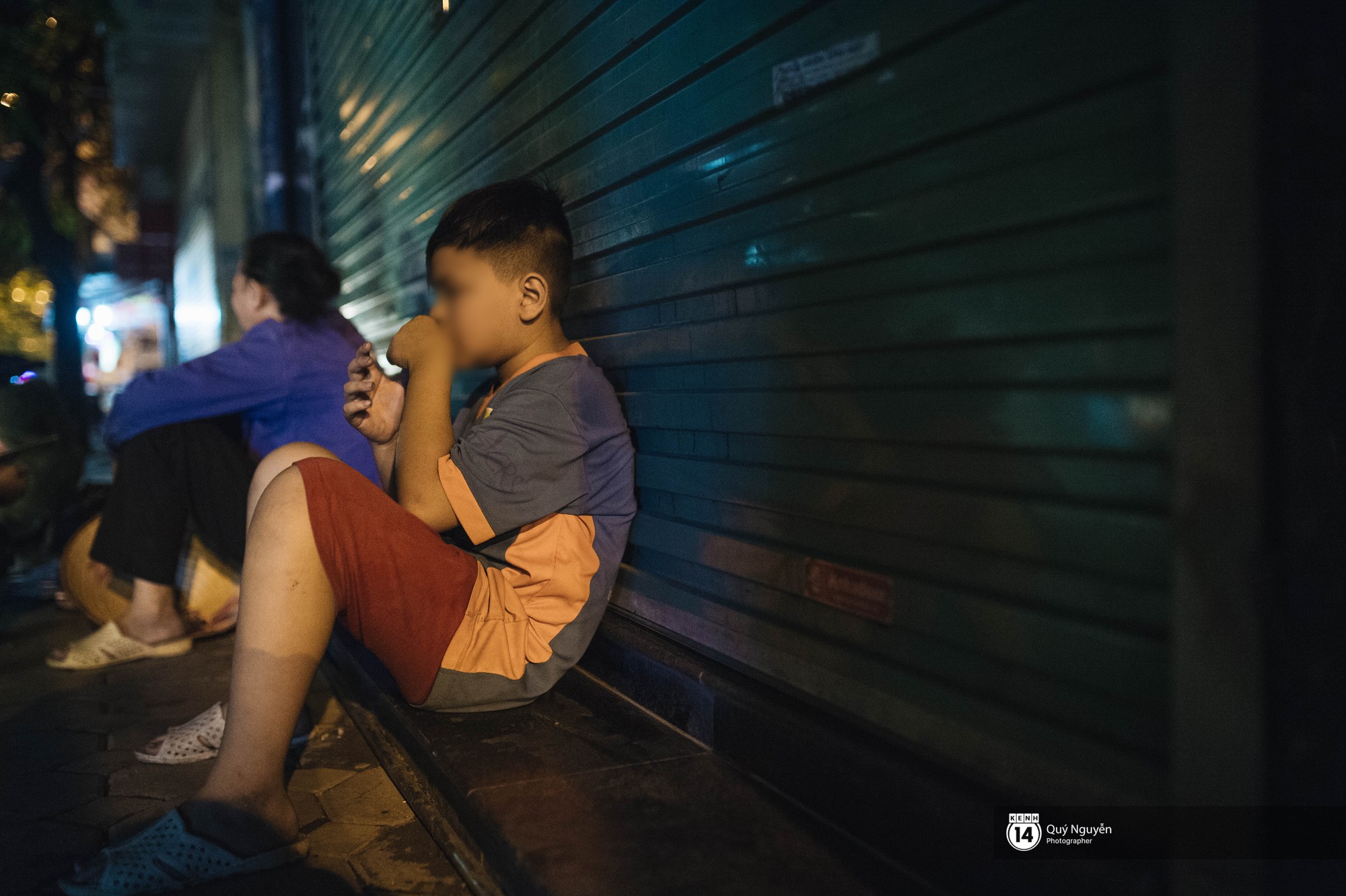 Chuyện 3 anh em nhặt rác kiếm cơm phụ mẹ khi Hà Nội lên đèn: Mẹ đi hò ve chai, còn tụi em ăn no rồi mới đi làm