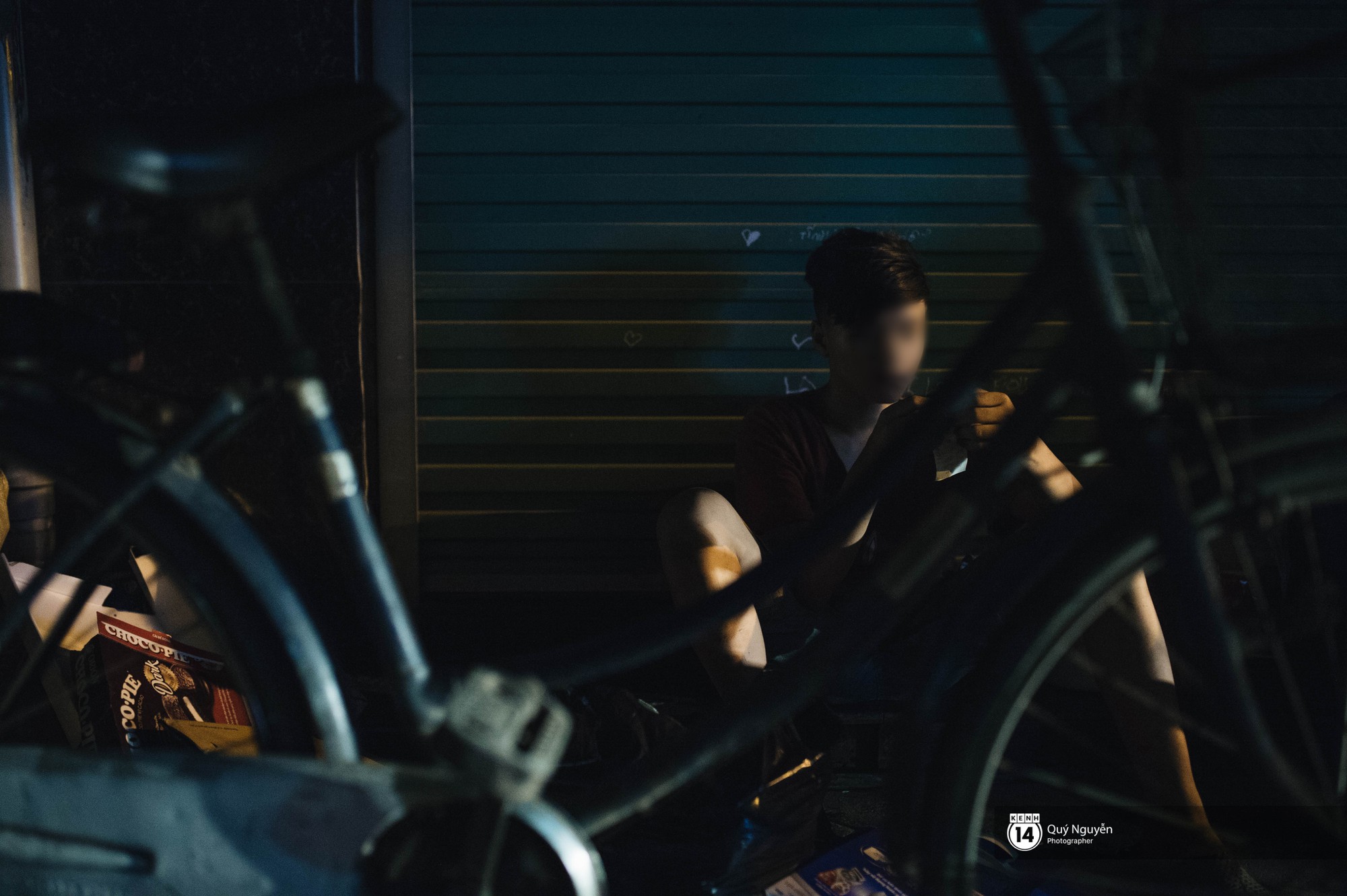 Chuyện 3 anh em nhặt rác kiếm cơm phụ mẹ khi Hà Nội lên đèn: Mẹ đi hò ve chai, còn tụi em ăn no rồi mới đi làm