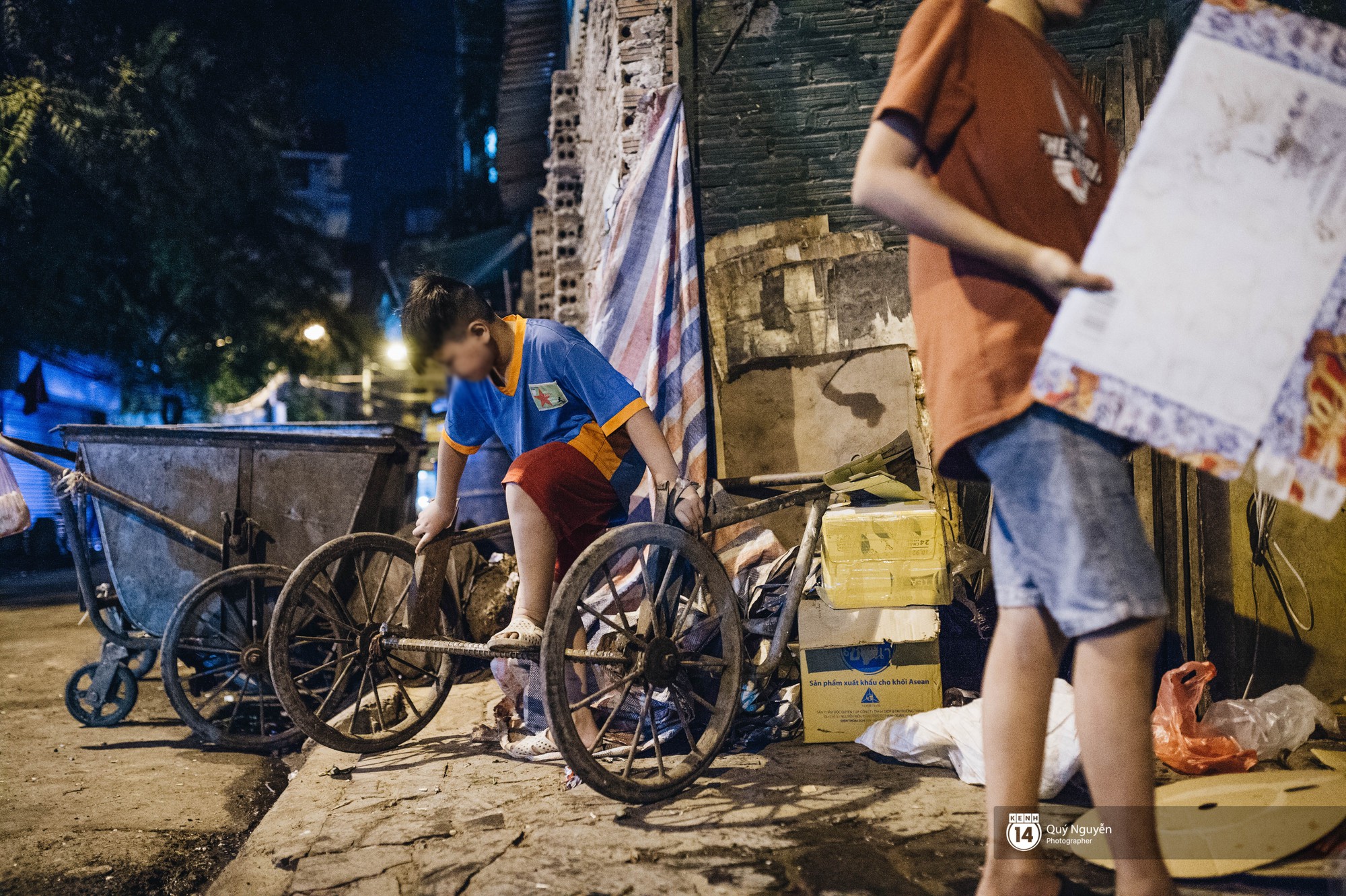 Chuyện 3 anh em nhặt rác kiếm cơm phụ mẹ khi Hà Nội lên đèn: Mẹ đi hò ve chai, còn tụi em ăn no rồi mới đi làm