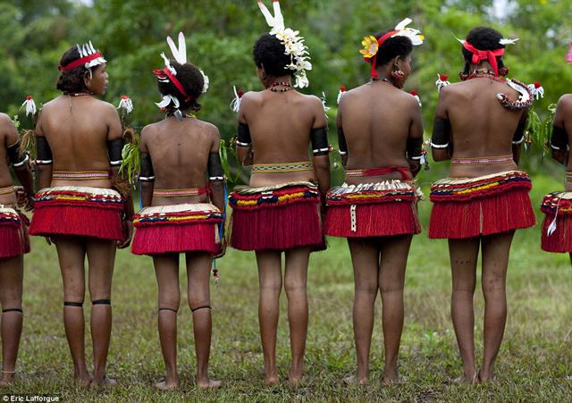 Quần đảo kỳ lạ nơi trai gái được làm chuyện ấy thoải mái khi mới 10 tuổi