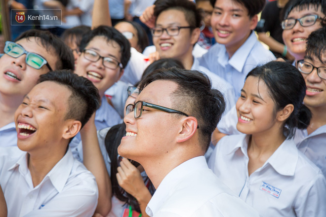 Ngày ra trường của teen Lê Hồng Phong: Nụ cười và nước mắt, bạn tôi ơi xin bên nhau thêm chút nữa! Ngày ra trường của teen Lê Hồng Phong: Nụ cười và nước mắt, bạn tôi ơi xin bên nhau thêm chút nữa!