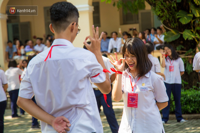 Ngày ra trường của teen Lê Hồng Phong: Nụ cười và nước mắt, bạn tôi ơi xin bên nhau thêm chút nữa! Ngày ra trường của teen Lê Hồng Phong: Nụ cười và nước mắt, bạn tôi ơi xin bên nhau thêm chút nữa!