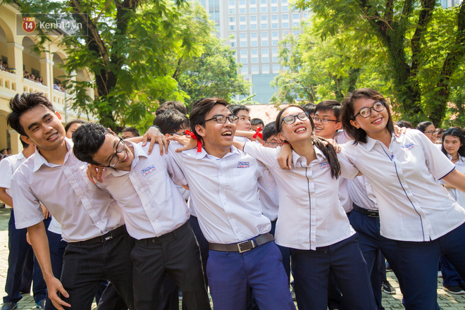 Ngày ra trường của teen Lê Hồng Phong: Nụ cười và nước mắt, bạn tôi ơi xin bên nhau thêm chút nữa! Ngày ra trường của teen Lê Hồng Phong: Nụ cười và nước mắt, bạn tôi ơi xin bên nhau thêm chút nữa!
