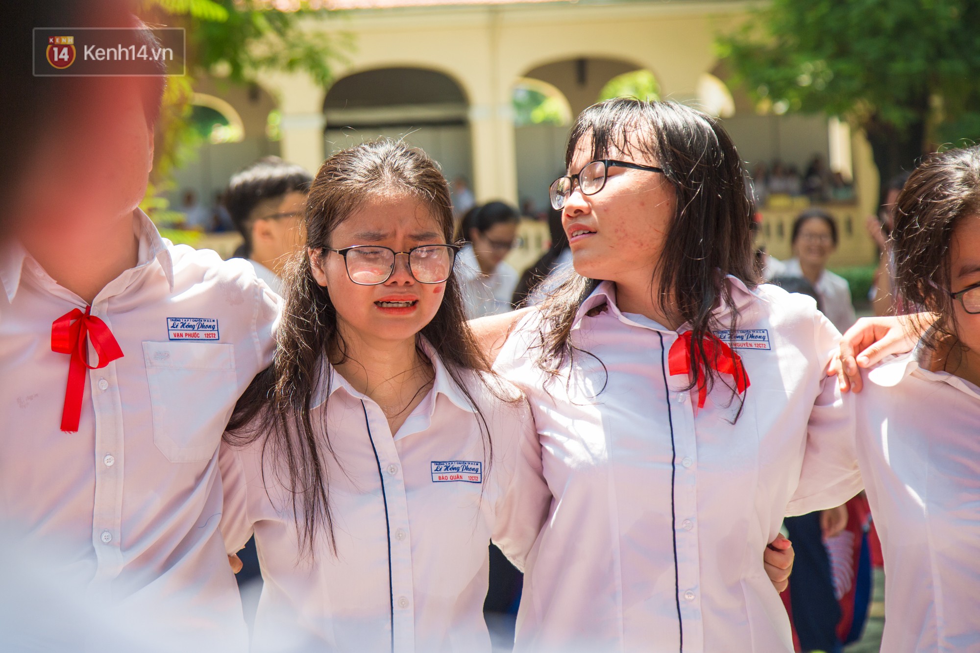 Ngày ra trường của teen Lê Hồng Phong: Nụ cười và nước mắt, bạn tôi ơi xin bên nhau thêm chút nữa!