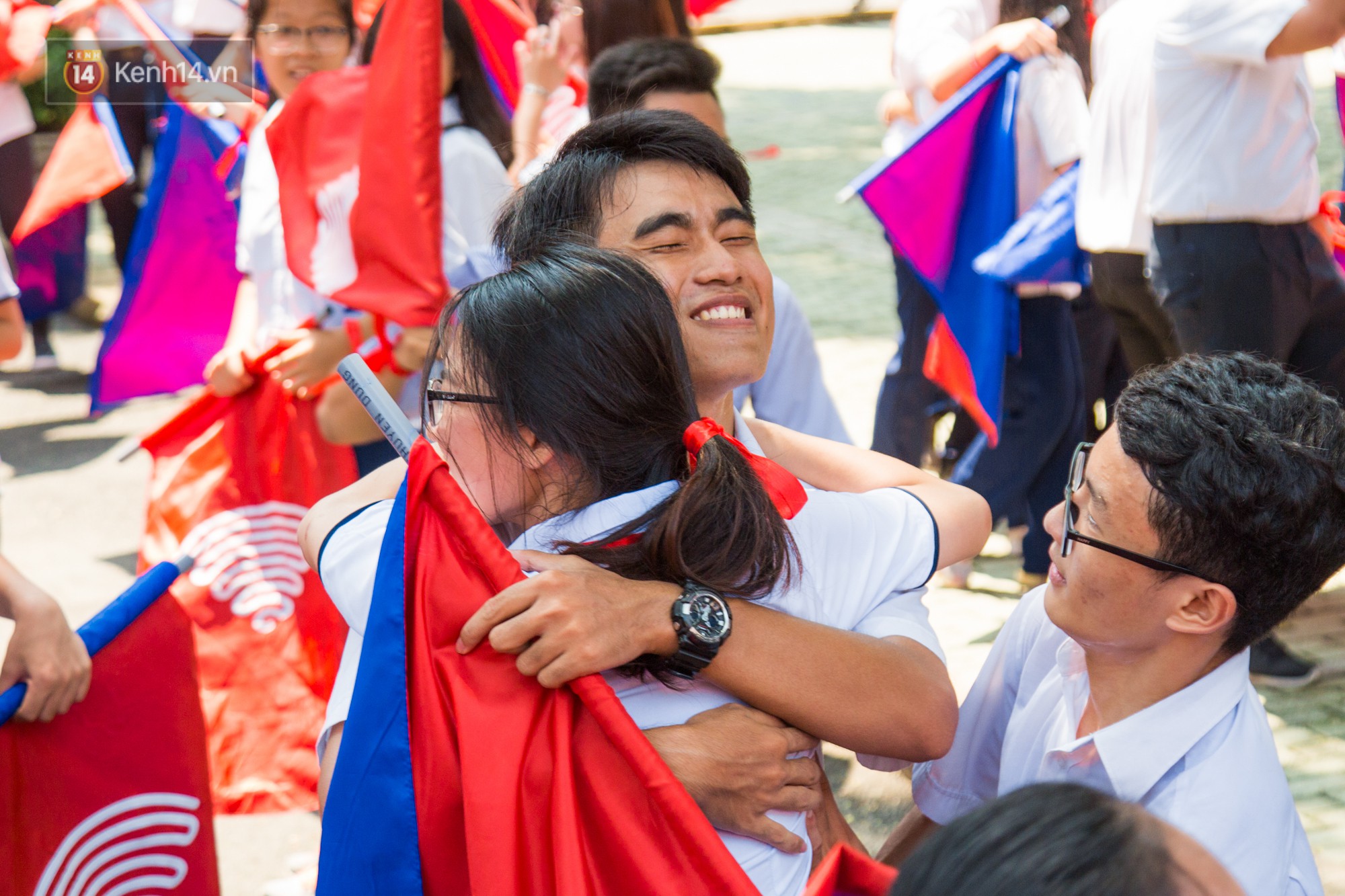 Ngày ra trường của teen Lê Hồng Phong: Nụ cười và nước mắt, bạn tôi ơi xin bên nhau thêm chút nữa!