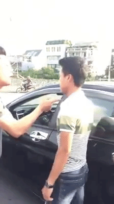 Liên tục chửi rồi tát người vượt đèn đỏ, hành động của tài xế ô tô khiến tất cả bất ngờ