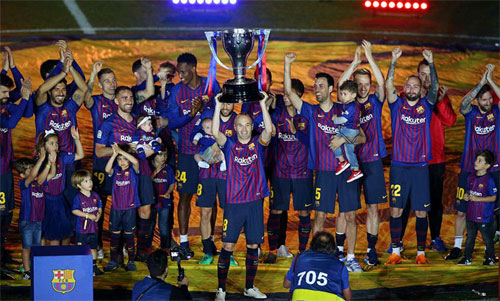 Coutinho lập công, Barca thắng trong ngày nâng Cup La Liga