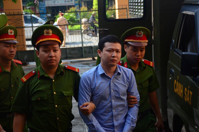 Người nhà nạn nhân vụ chạy thận 9 người chết: 3 lần họ gọi bảo đưa chồng tôi về nhà, sau đó họ bắt tôi vào phòng kín ký đơn không được kiện cáo gì