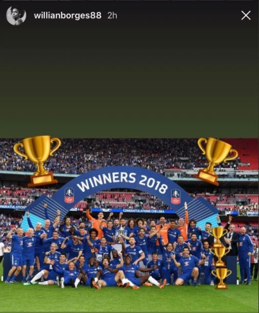 ‘Bôi nhọ’ HLV Conte, Willian bị CĐV Chelsea ném đá không ngừng