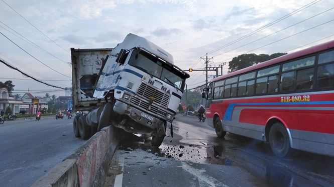 Tiền Giang: Xe đầu kéo lao lên dải phân cách, giao thông ùn ứ Tiền Giang: Xe đầu kéo lao lên dải phân cách, giao thông ùn ứ