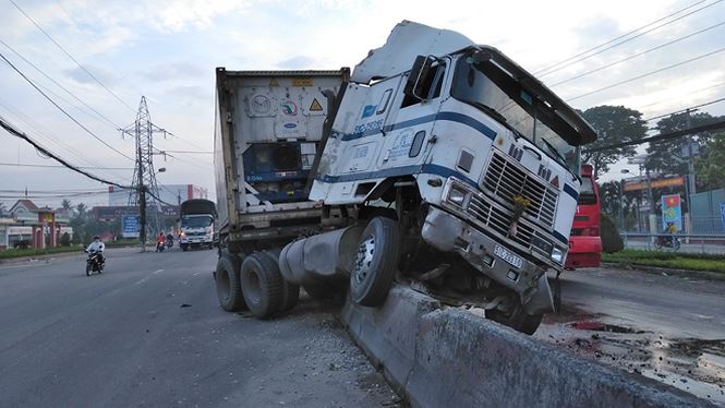Tiền Giang: Xe đầu kéo lao lên dải phân cách, giao thông ùn ứ