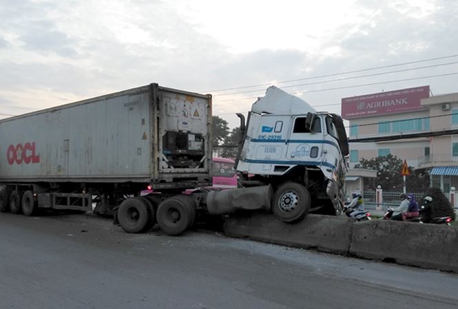 Tiền Giang: Xe đầu kéo lao lên dải phân cách, giao thông ùn ứ