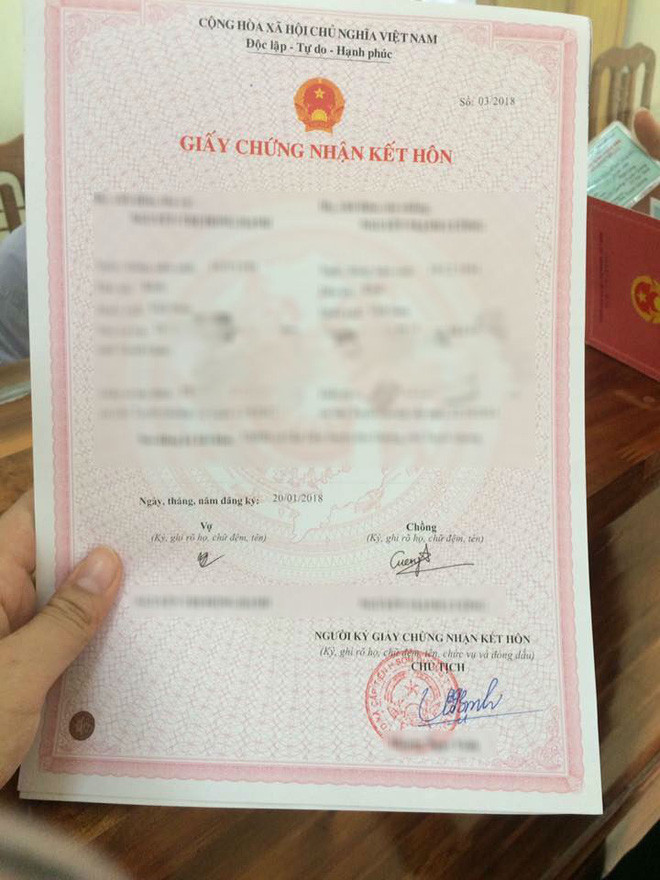 Chuyện vợ chồng trẻ con: Chồng trách vợ không nghiêm túc khi ký giấy đăng ký kết hôn chữ lí nhí, trong khi chồng ghi hẳn hình ngôi sao Chuyện vợ chồng trẻ con: Chồng trách vợ không nghiêm túc khi ký giấy đăng ký kết hôn chữ lí nhí, trong khi chồng ghi hẳn hình ngôi sao