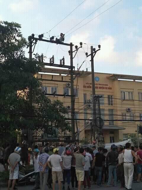 Người đàn ông leo lên cột điện tự tử bị cả làng chửi vì làm mất điện ngày nắng nóng