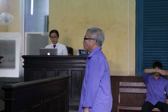 Giảm án cho ông lão 61 tuổi đánh chết tài xế ngủ cạnh vợ