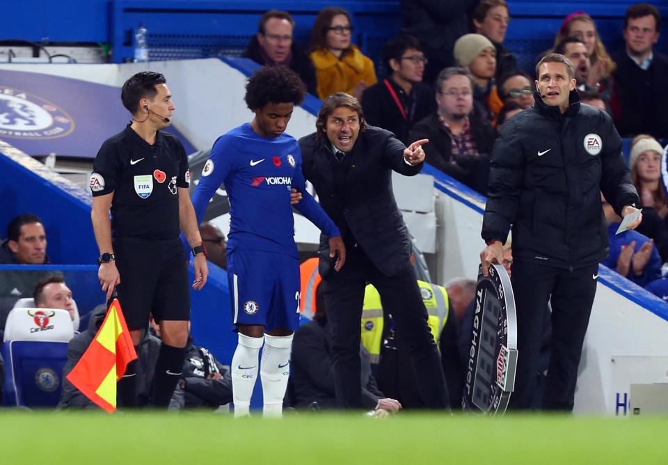 Chelsea sa thải Conte trong 48 giờ, Willian tháo chạy sang MU