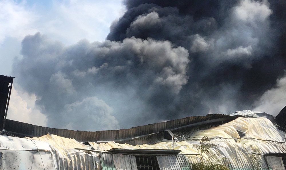 Cháy ngùn ngụt xưởng đệm mút, ghế mỹ nghệ