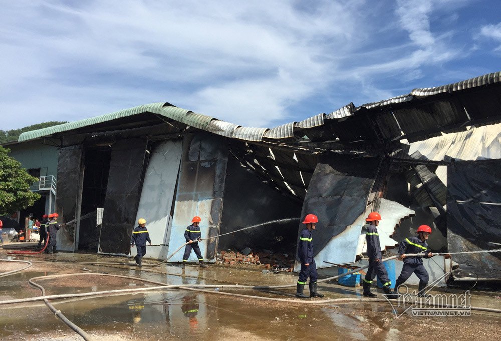 Cháy ngùn ngụt xưởng đệm mút, ghế mỹ nghệ