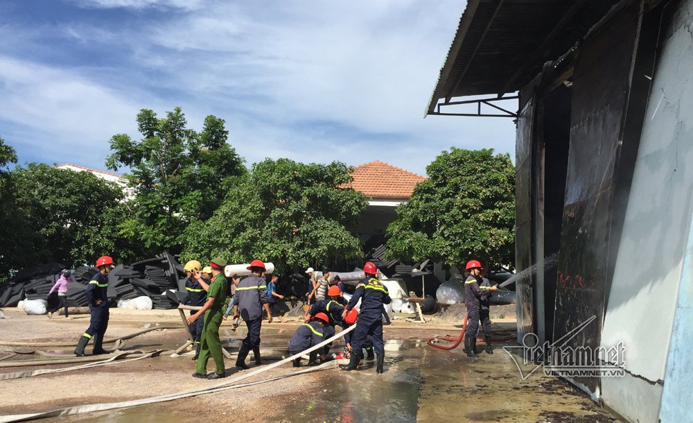 Cháy ngùn ngụt xưởng đệm mút, ghế mỹ nghệ Cháy ngùn ngụt xưởng đệm mút, ghế mỹ nghệ
