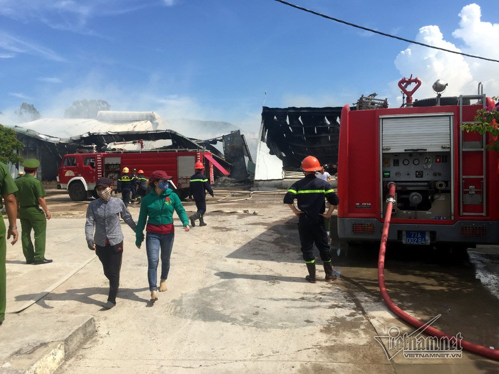 Cháy ngùn ngụt xưởng đệm mút, ghế mỹ nghệ