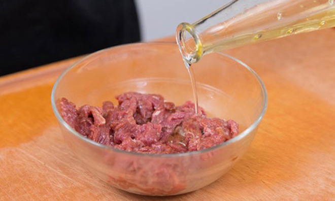 Nấu nướng nhất định phải biết lúc vô cùng thích hợp để thêm dầu ăn vào giúp món ăn ngon xuất sắc