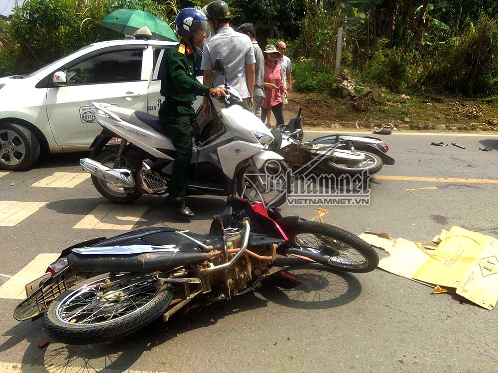 Hai xe máy đấu đầu, 3 thanh niên nằm im giữa đường