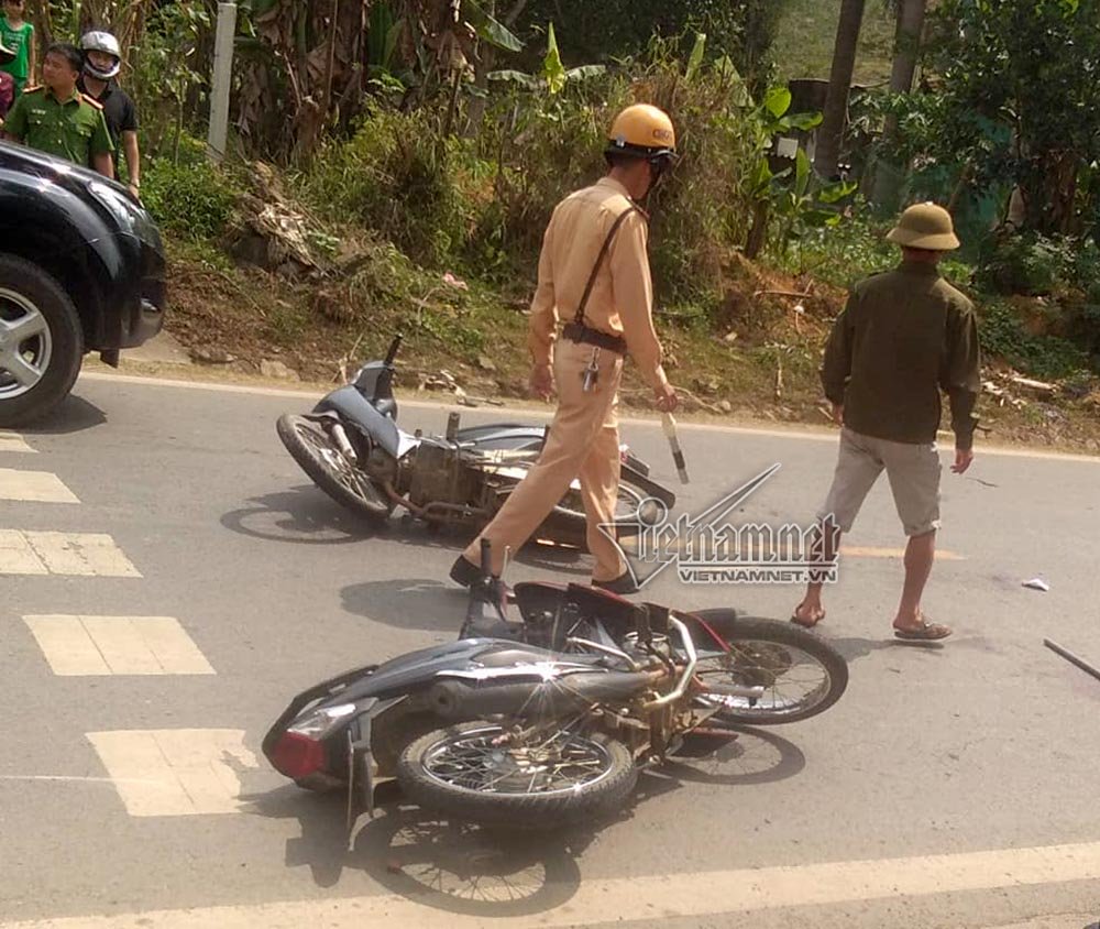Hai xe máy đấu đầu, 3 thanh niên nằm im giữa đường